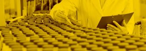 Laborantin überprüft Impfungen