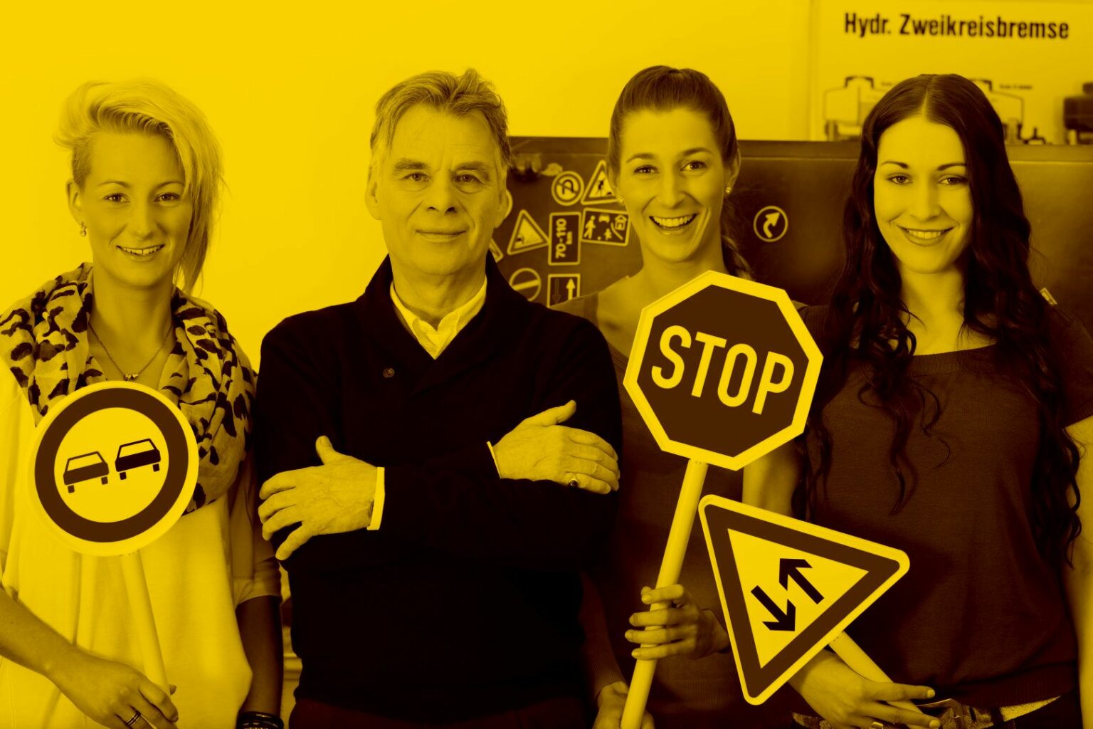 fahrlehrer-und- fahrschüler- stehen-vor-verkehrsschilder