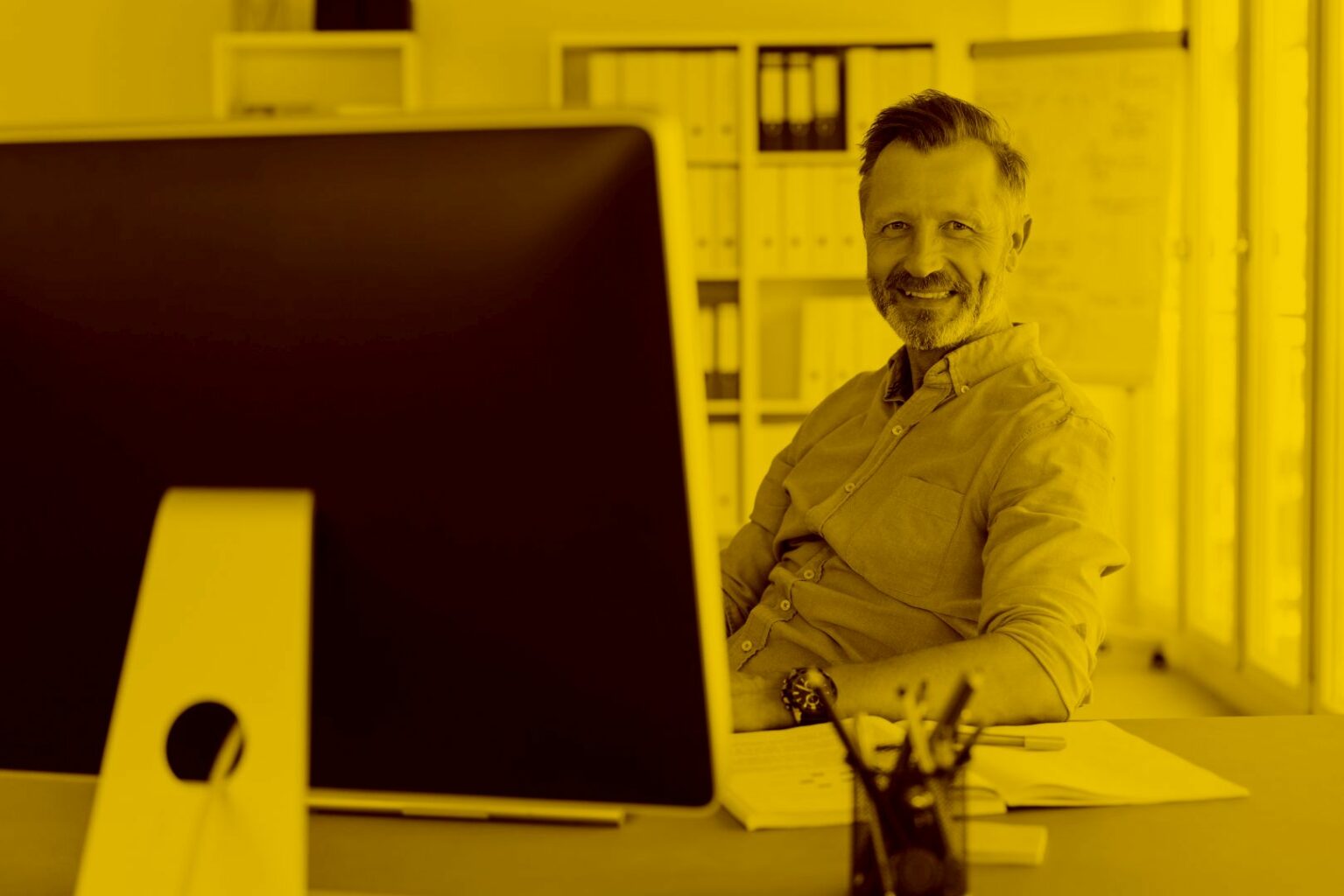 fahrschullehrer- arbeitet-am- computer-mit- fahrschulmanager-in-der- maja.cloud